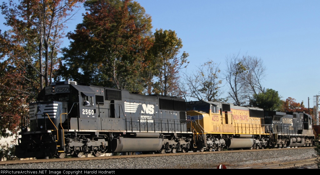 NS 2560 leads a UP unit southbound
